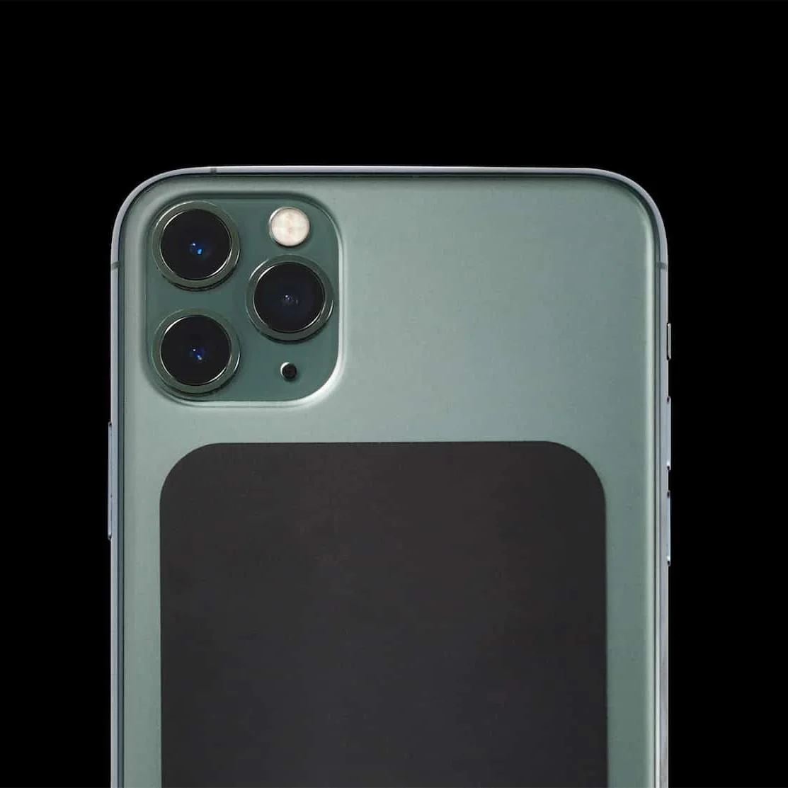 primary-55509 MAGVIEW PHONE PLATE 3PK black rectangular plate attached to the back of a green smartphone